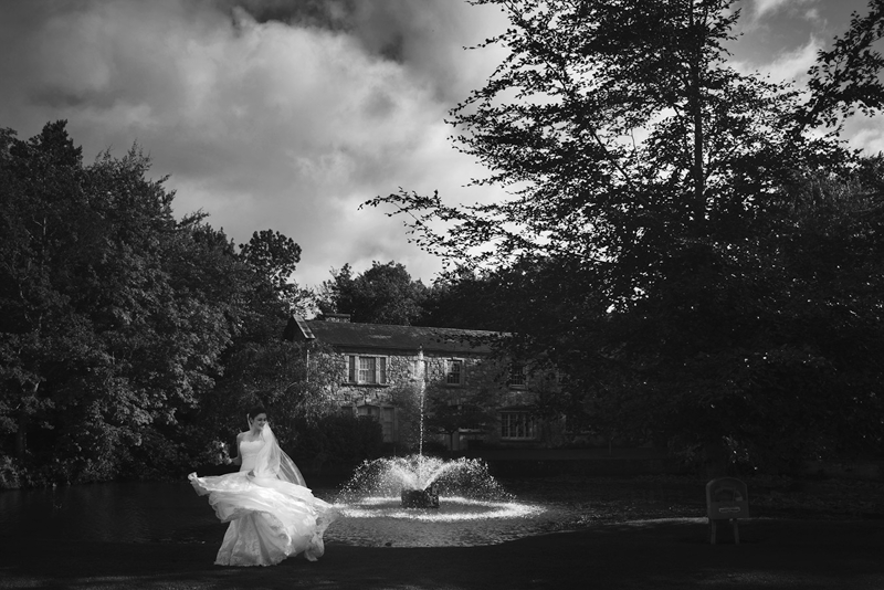 bride at cliff at lyons fountain
