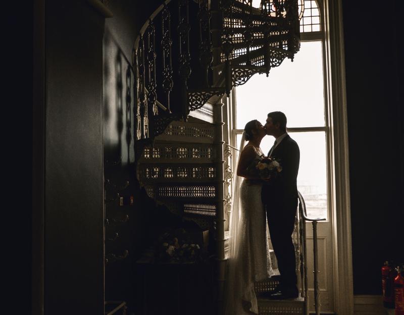 annalise and sean kissing in spiral stairwell