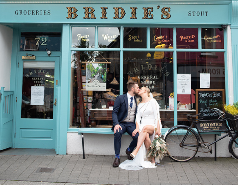 claire and david kissing in front ot bridie's in kilkenny