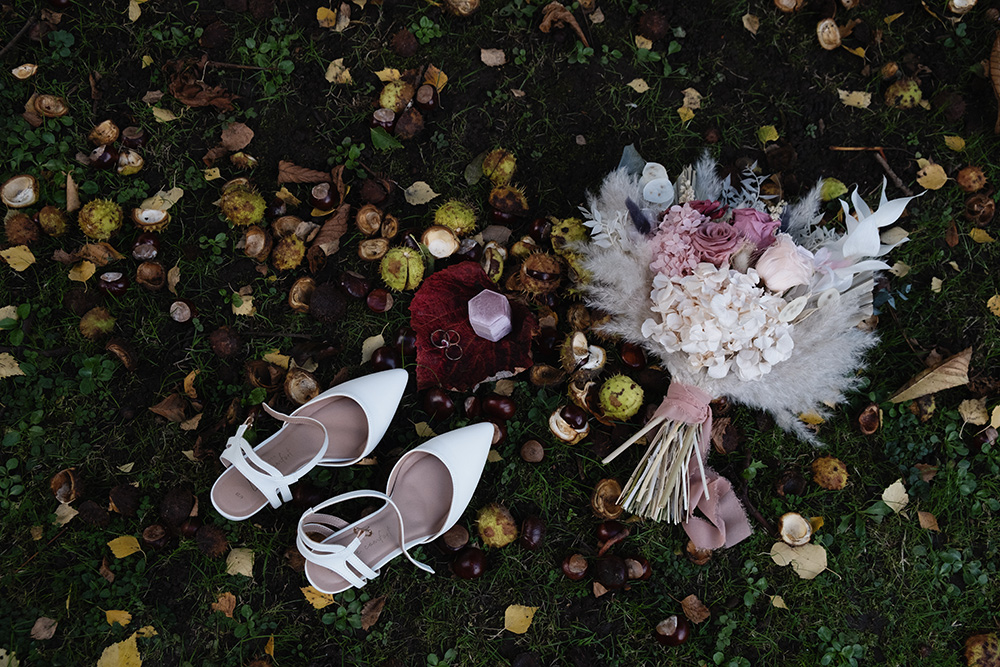 Bride's shoes with bouquet in grass